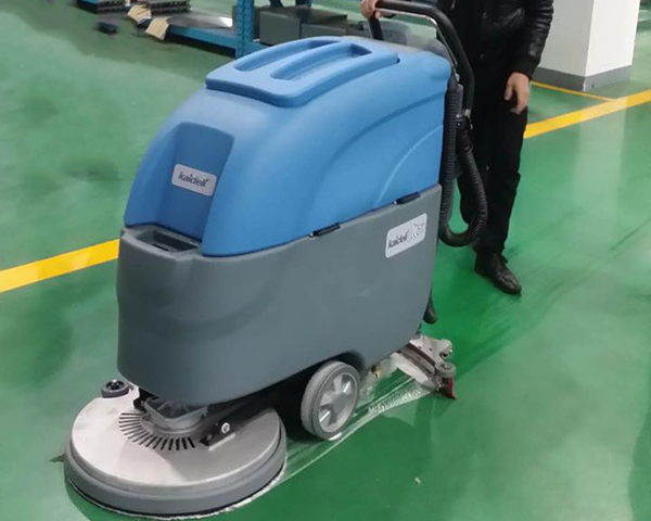 洗地機在川糧米業清潔作業