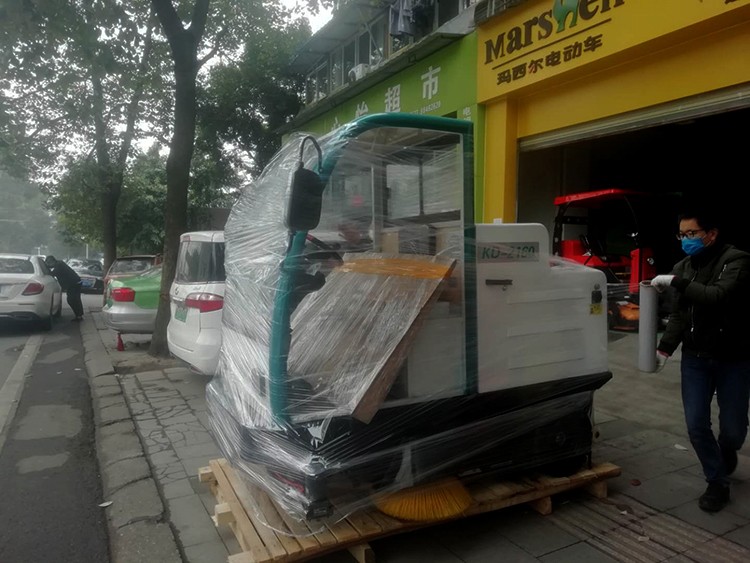 駕駛式掃地機