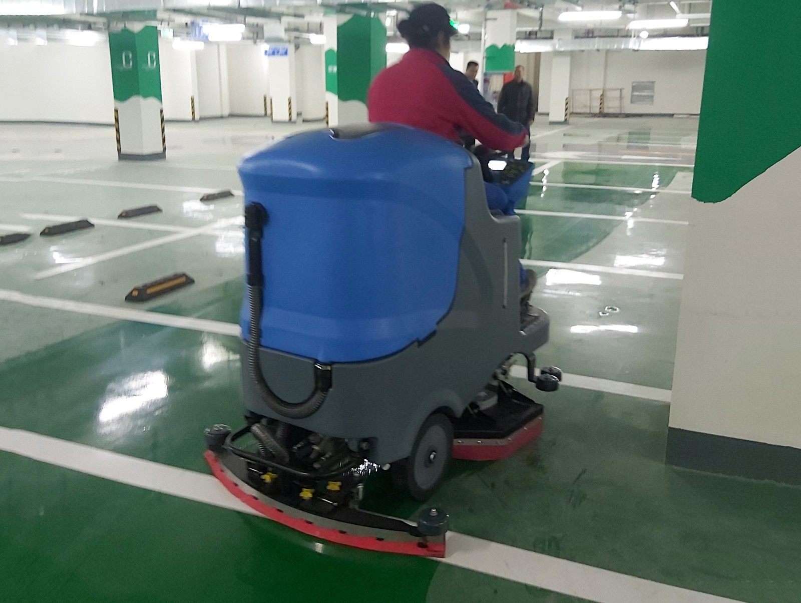 停車場地面清潔選擇了掃地機與洗地機