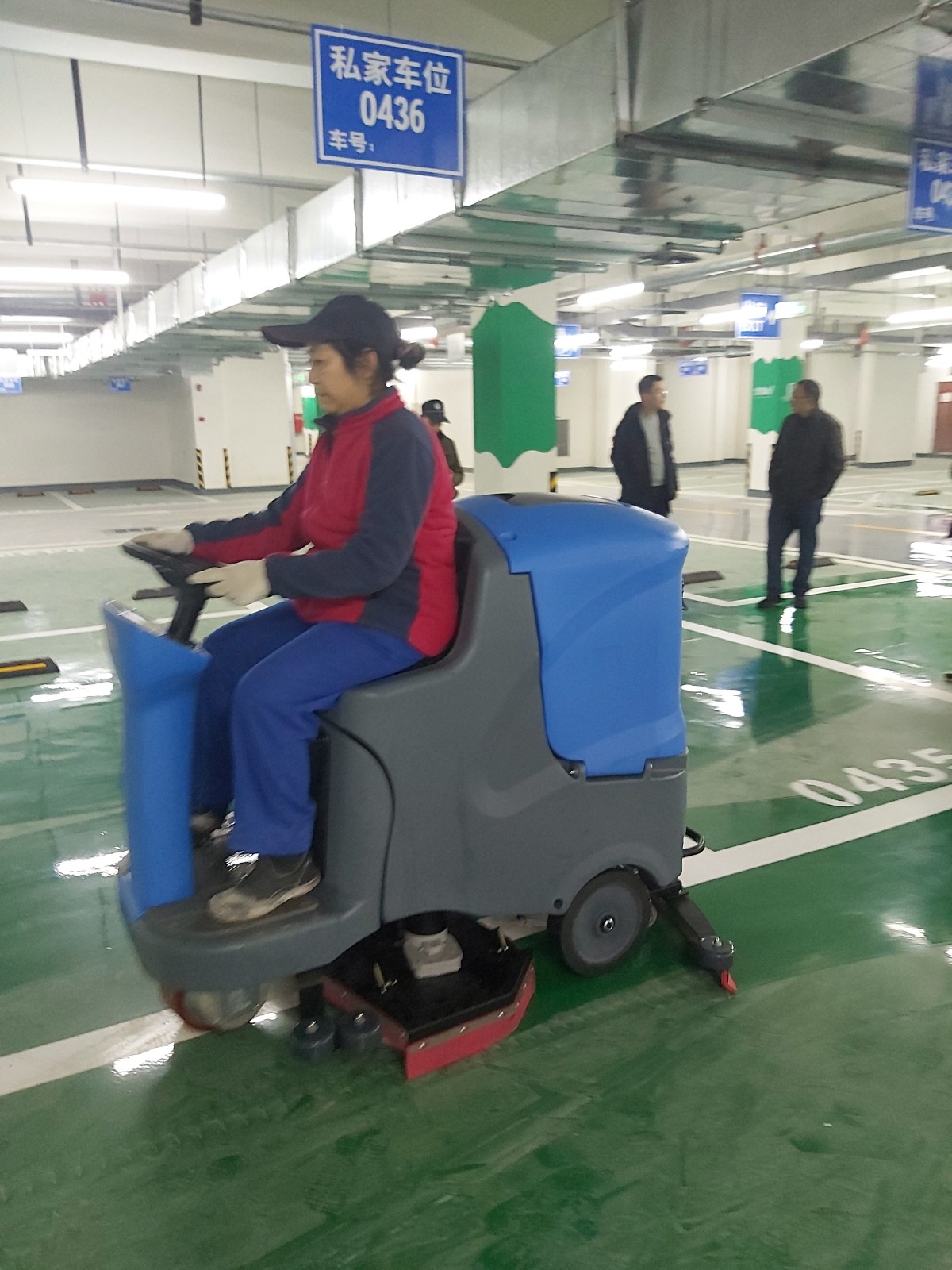 停車場地面清潔選擇了掃地機與洗地機