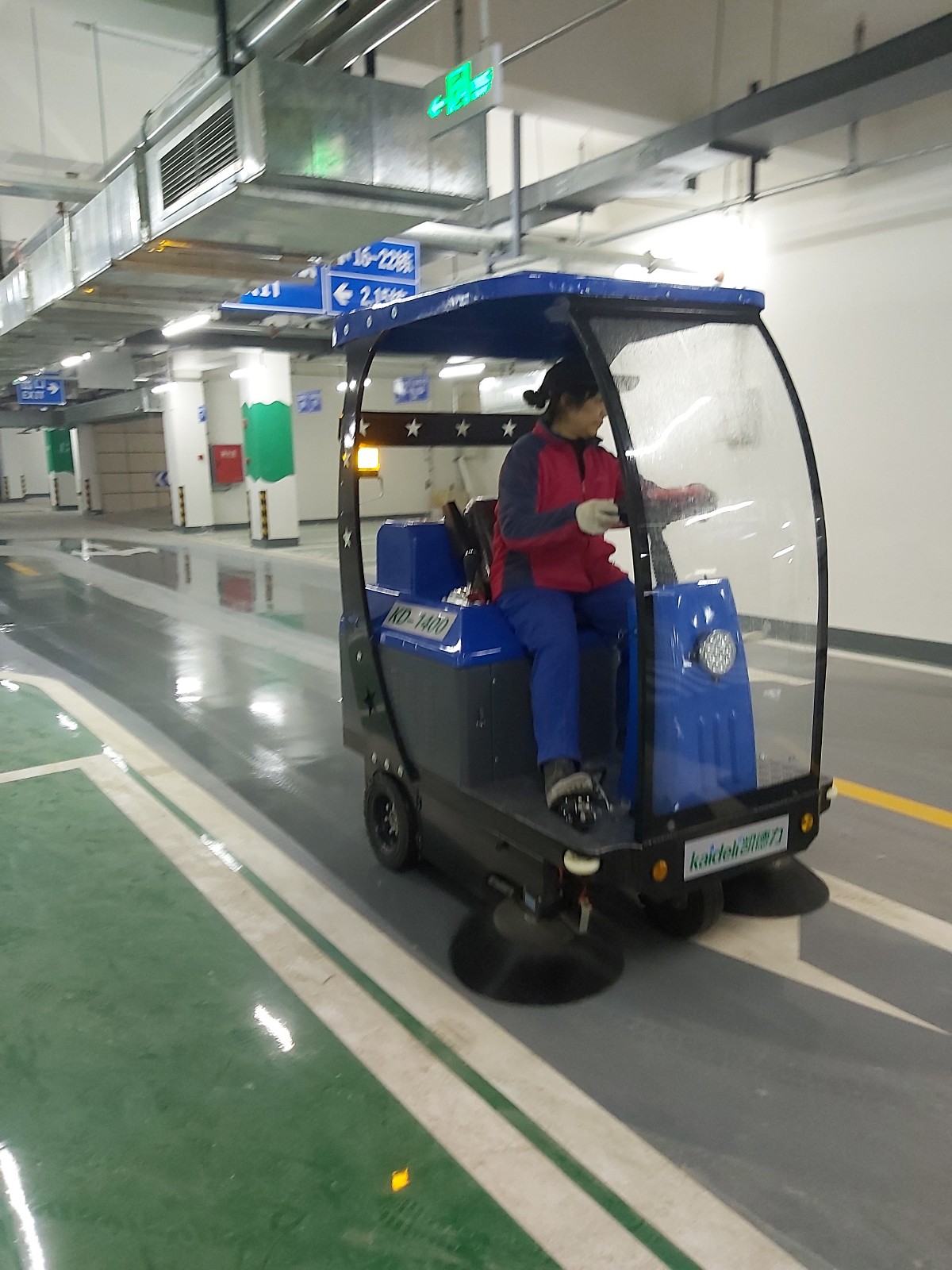 停車場地面清潔選擇了掃地機與洗地機