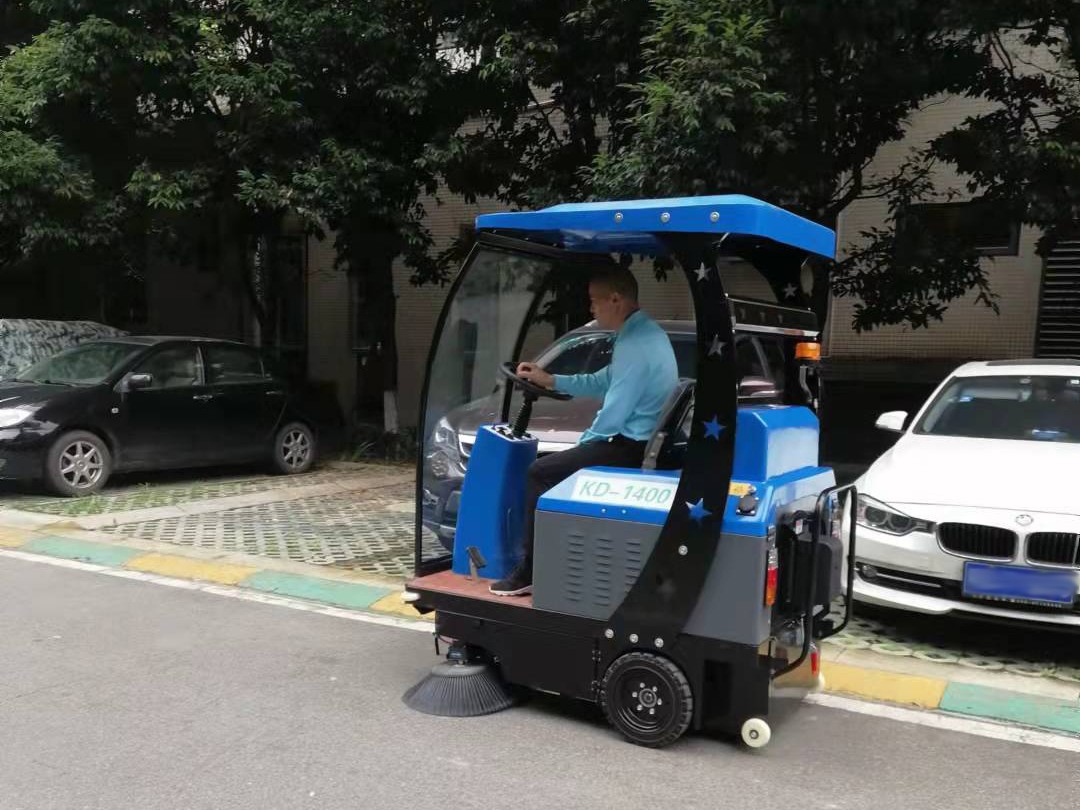 物業(yè)小區(qū)采購駕駛式掃地車使用