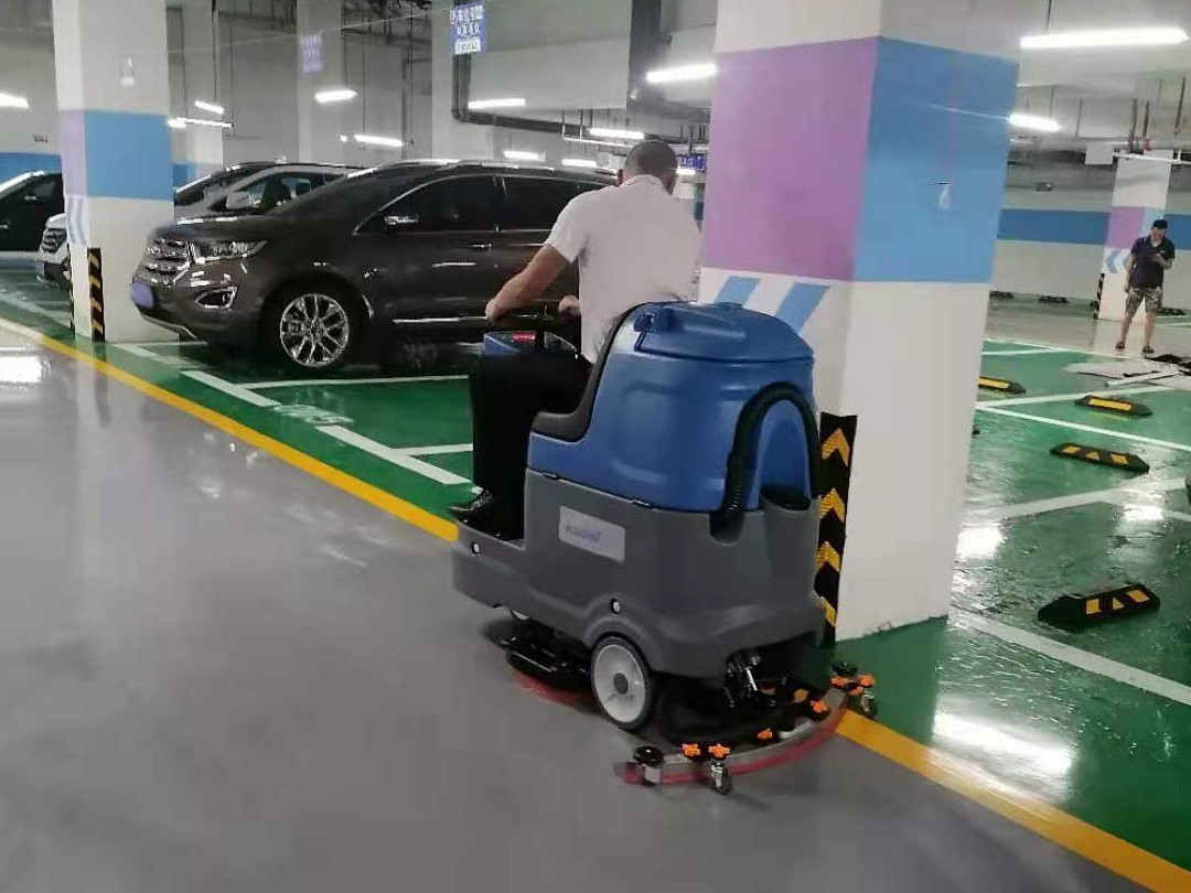 環(huán)氧地坪停車場使用洗地機保潔